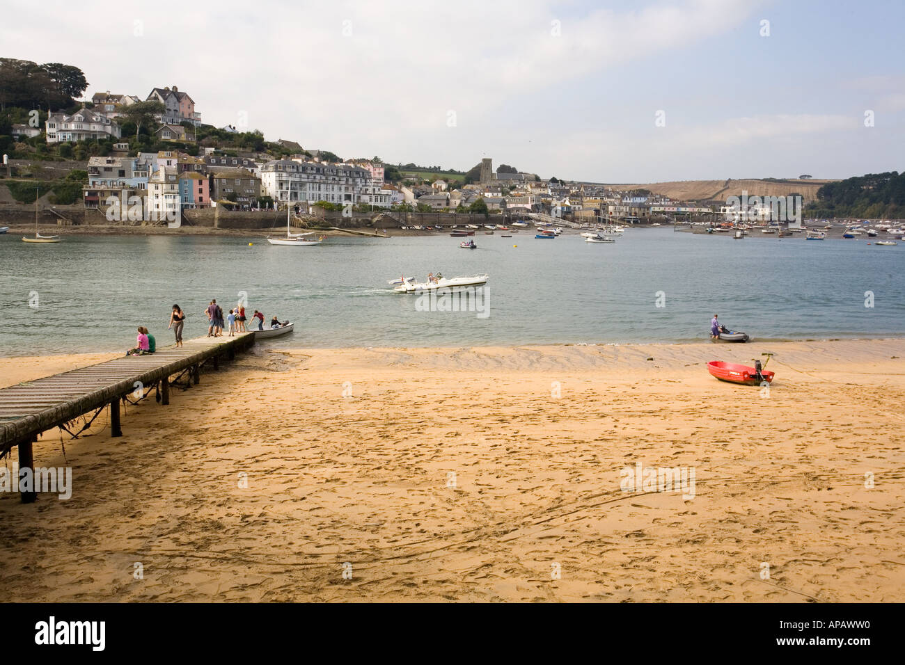Les personnes en attente d'un bateau sans frais pour traverser le fleuve à la ville de Salcombe, Devon, Angleterre. Banque D'Images