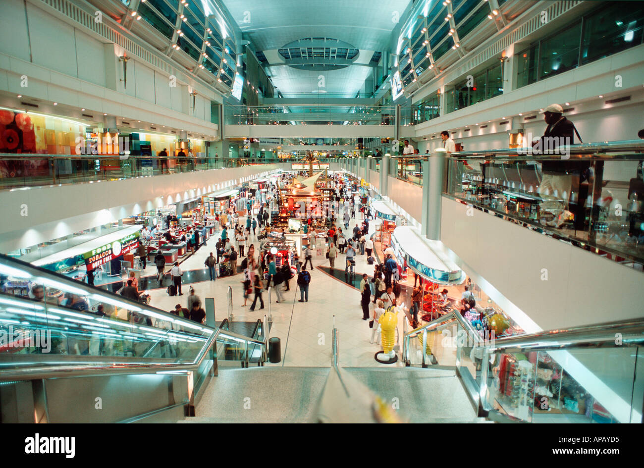 Les boutiques hors taxes à l'aéroport de Dubaï aux Émirats Arabes Unis Banque D'Images