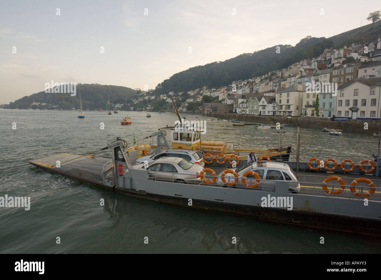 Le passage de la rivière la barge ou ferry à Dartmouth, Devon, Angleterre. Banque D'Images