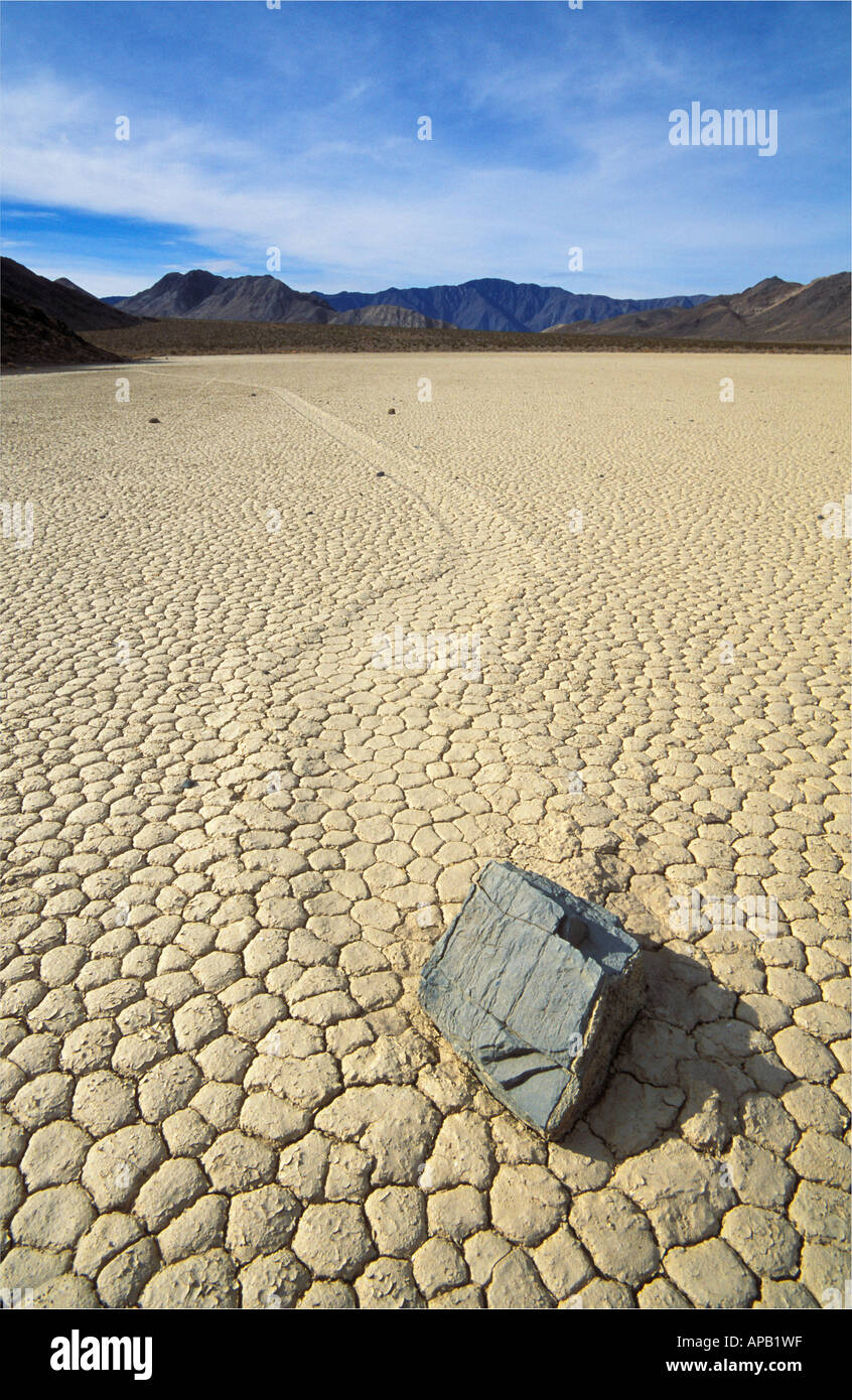 Le Racetrack playa sur piste avec rock Death Valley National Park Californie Banque D'Images