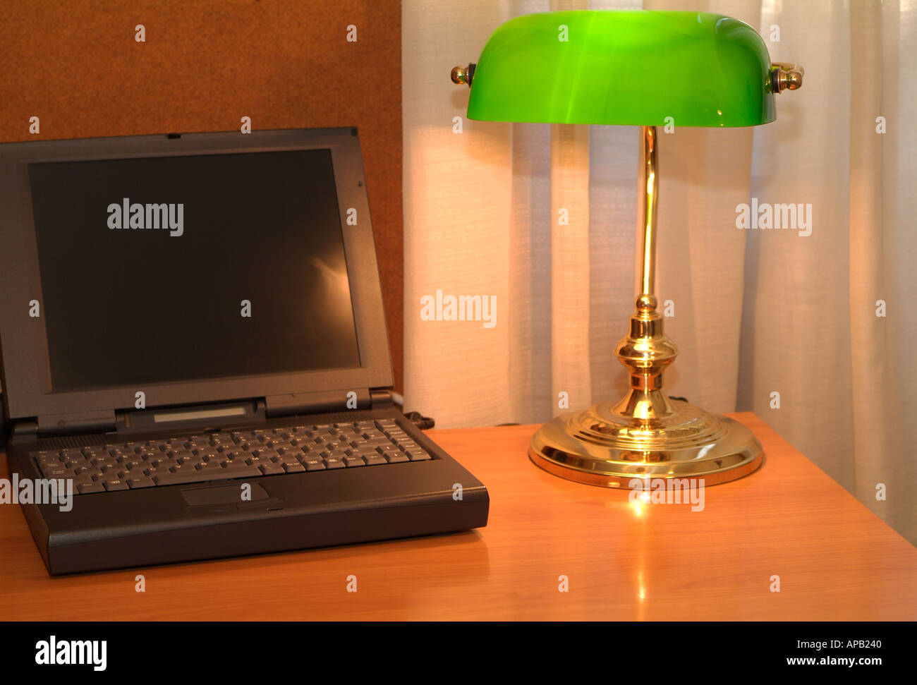 Office de bureau avec ordinateur portable et lampe Banquiers Banque D'Images