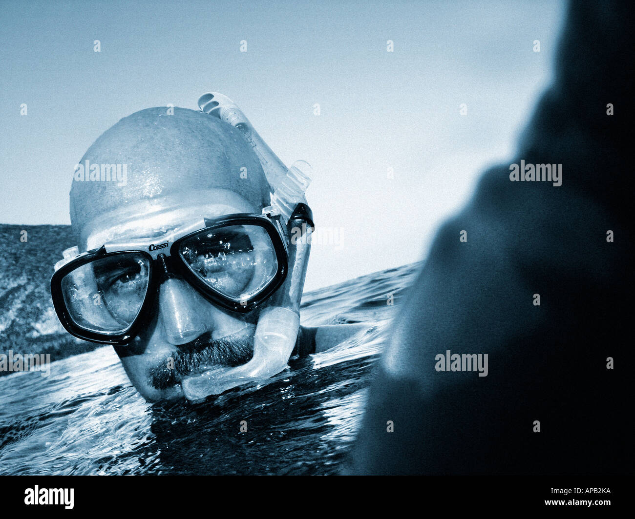 Image en noir et blanc d'un homme de la plongée avec tuba dans la mer Banque D'Images