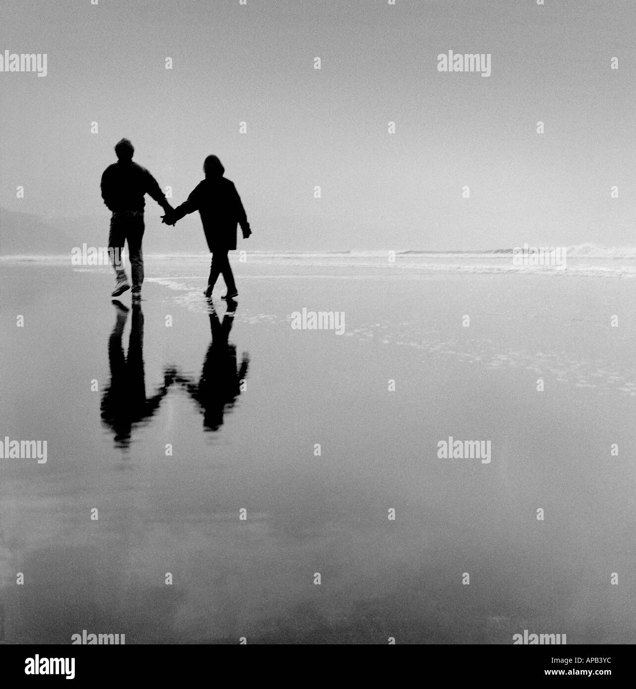 Couple romantique sur la plage de Bude Cornwall UK Banque D'Images