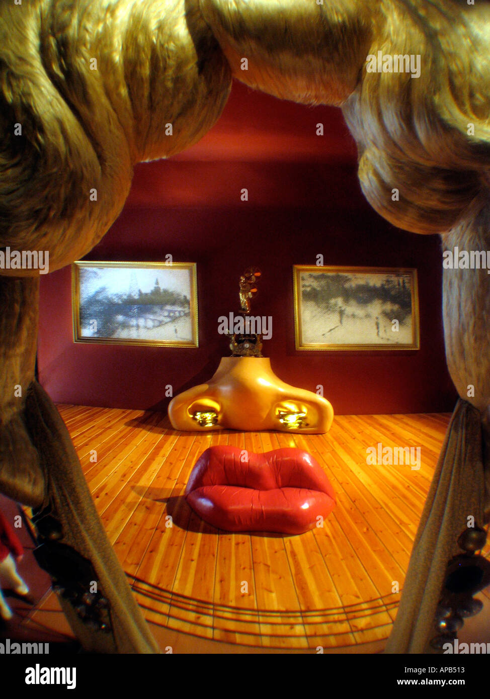 Une salle Mae West à l'intérieur du musée de Salvador Dali qui ressemble à un visage, les lèvres sont en fait d'un canapé en cuir rouge. Banque D'Images
