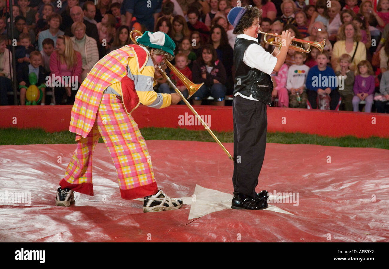 Des clowns dans un cirque Banque D'Images