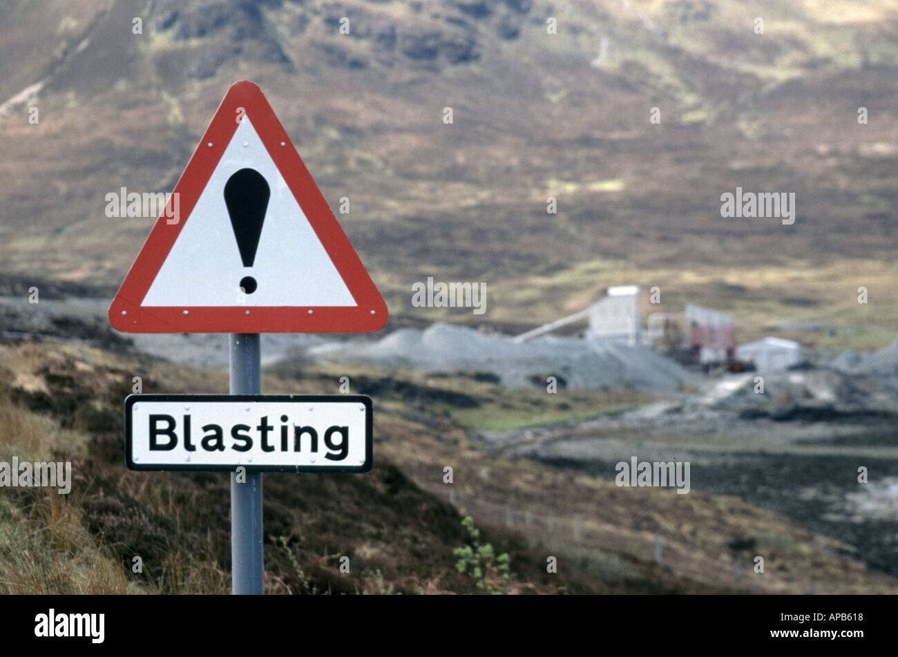 Route de dynamitage panneau d'avertissement d'exclamation & Travaux publics carrière éloigné dans le sombre paysage écossais de collines près de Sconser Ile de Skye Highlands Scotland UK Banque D'Images