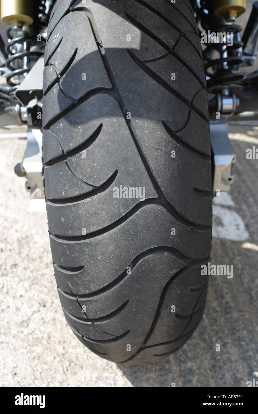 Roue et pneu arrière moto avec motif grip diagonal Photo Stock - Alamy