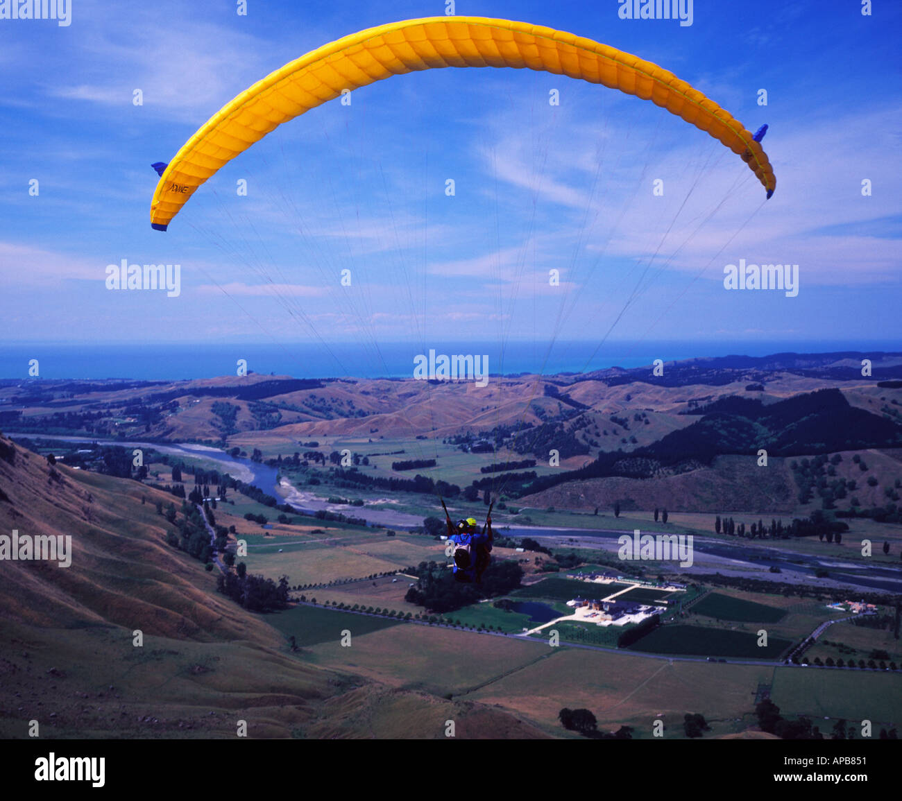 Biplace parapente sur la vallée de tuki à Hawkes Bay de ta mata peak Banque D'Images