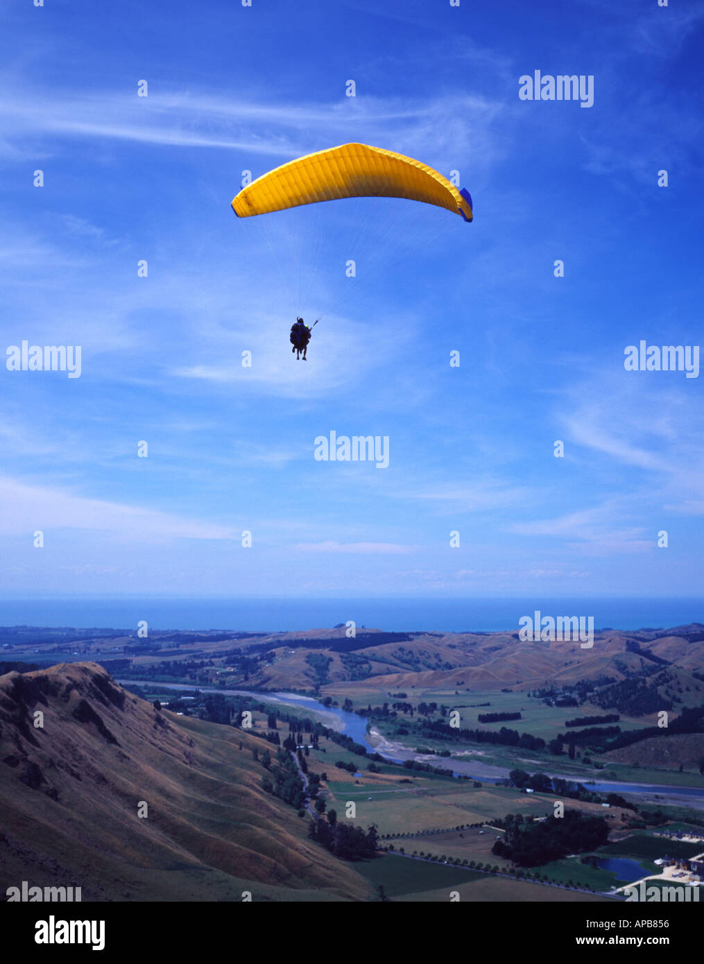 Biplace parapente sur la vallée de tuki à Hawkes Bay de ta mata peak Banque D'Images