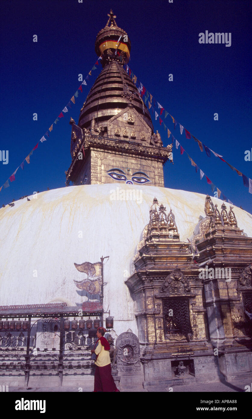 Un moine le Swayambhunath Stupa des cercles au-dessus de Katmandou, Népal Banque D'Images