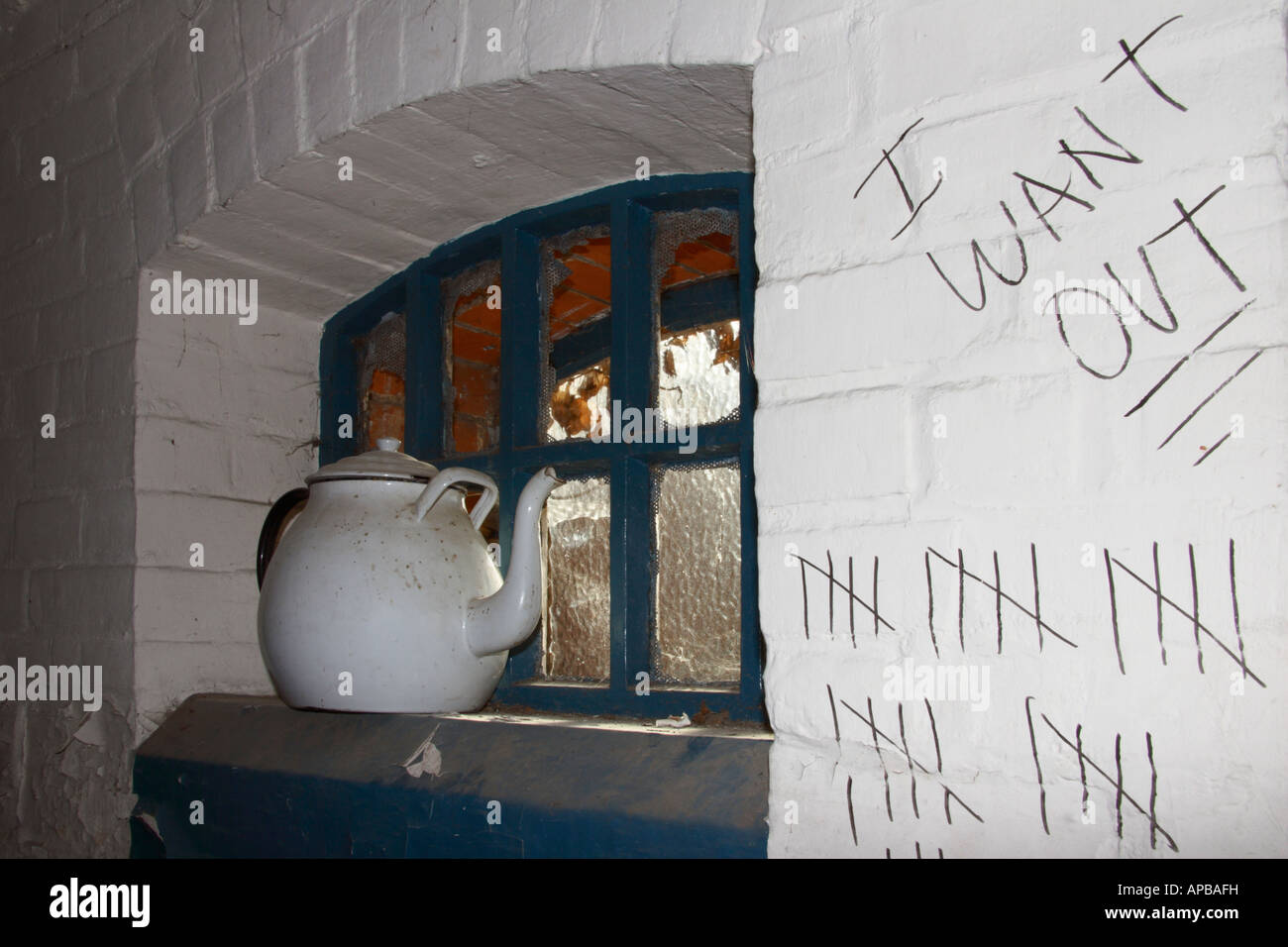 La fenêtre à l'intérieur d'une ancienne cellule de prison. Banque D'Images