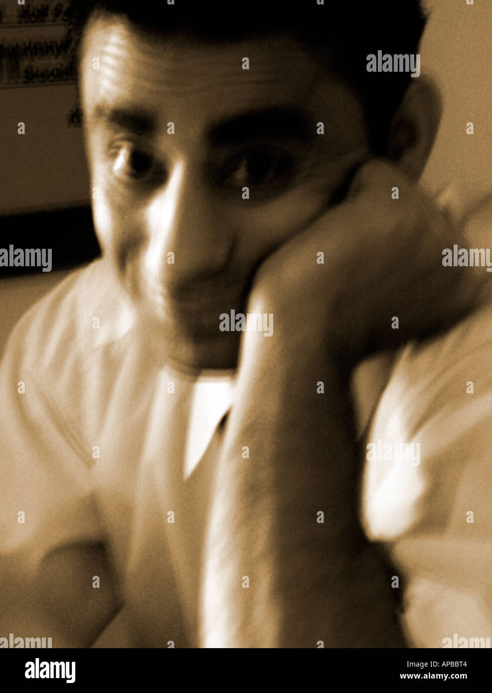 Sullen man leaning on elbow Banque D'Images