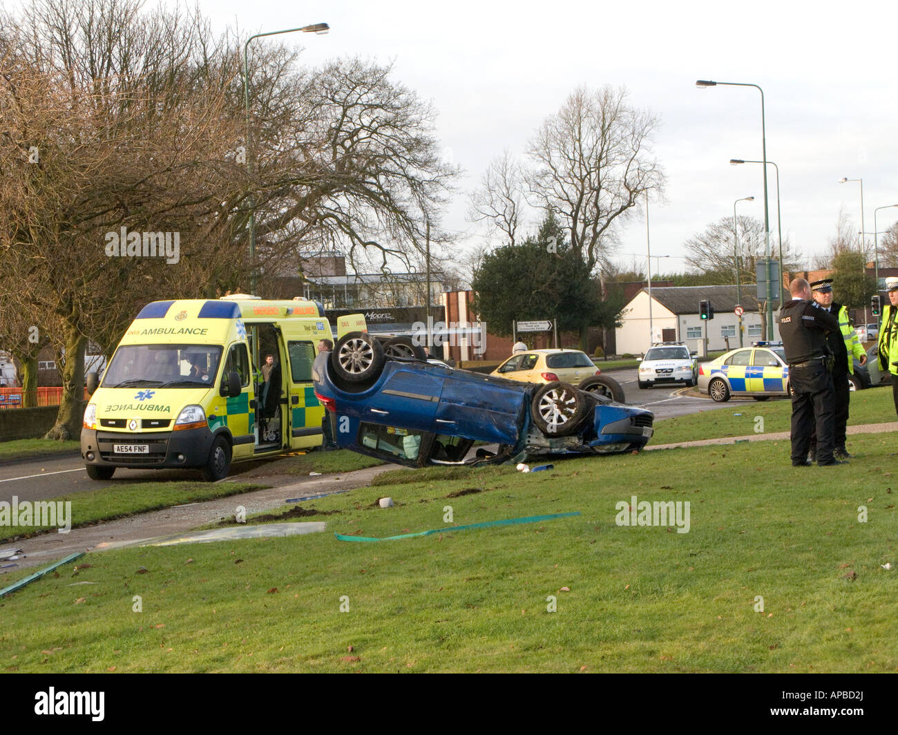 Voiture renversée et véhicules des services de secours , West Midlands , Royaume-Uni Banque D'Images