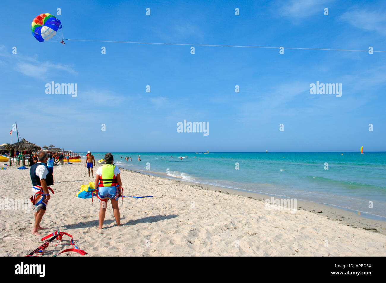 Un couple n'y attendre leur tour sur la plage de Sidi Mahres Banque D'Images