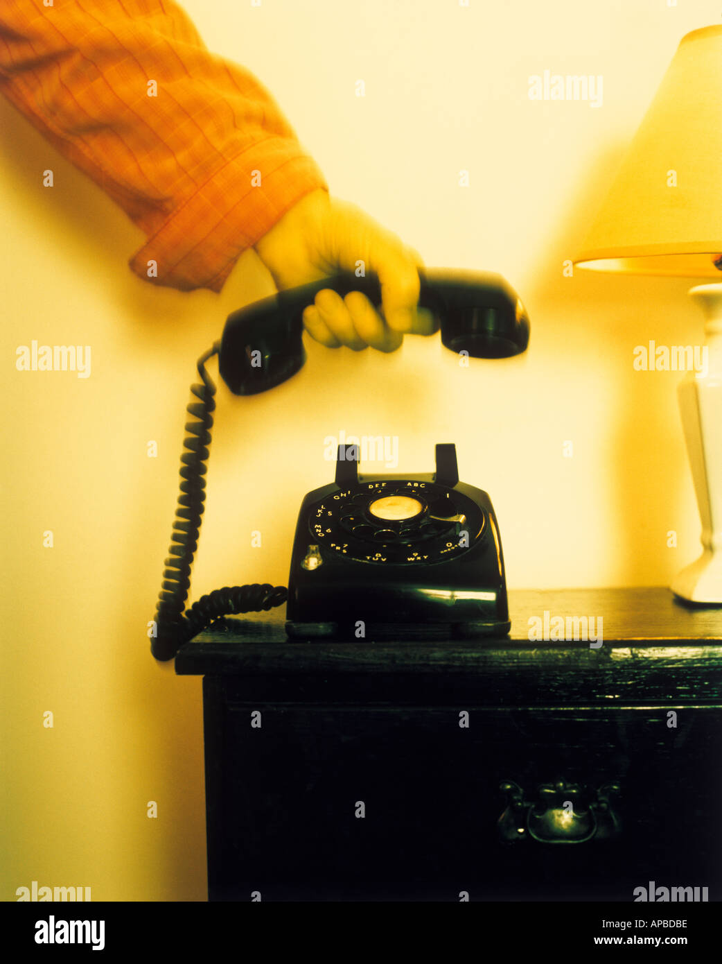 L'homme saisit ou pose récepteur du téléphone Banque D'Images