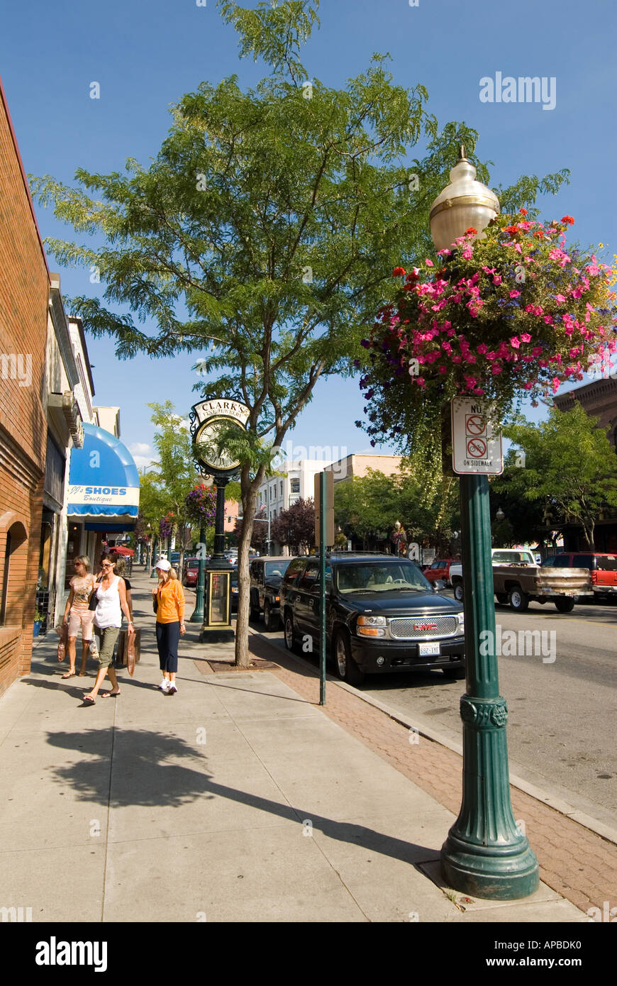 IDAHO COEUR D ALENE scène colorée DOWNTOWN WOMEN Shoppers marcher sur la rue principale à pied côté Banque D'Images