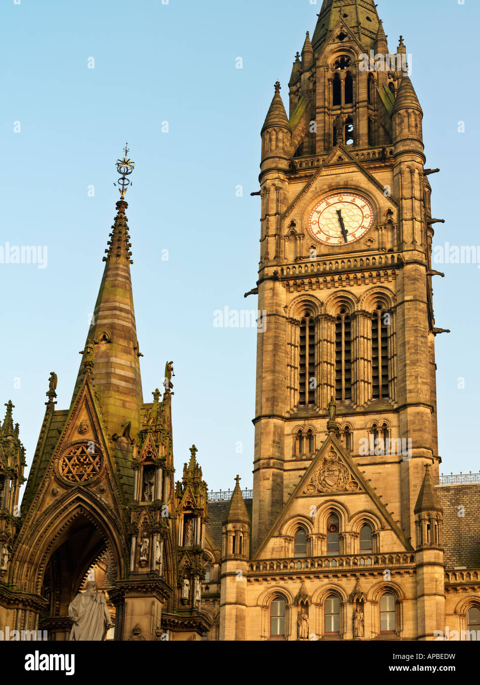 United kingdom Manchester Town Hall Square Albert le Tour de l'horloge avec l'Albert Memorial Banque D'Images