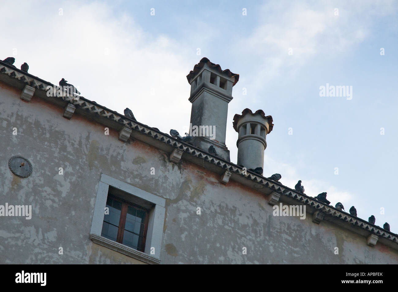 Quelques pigeons sur le toit du palais Antivari-Kechler à Udine (XIX cent.) Banque D'Images