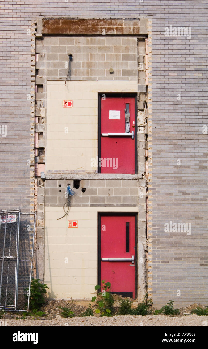 Bâtiment industriel en brique rouge avec deux portes à nulle part dans le côté sur le dessus de l'autre avec cette manière un frémissement Banque D'Images