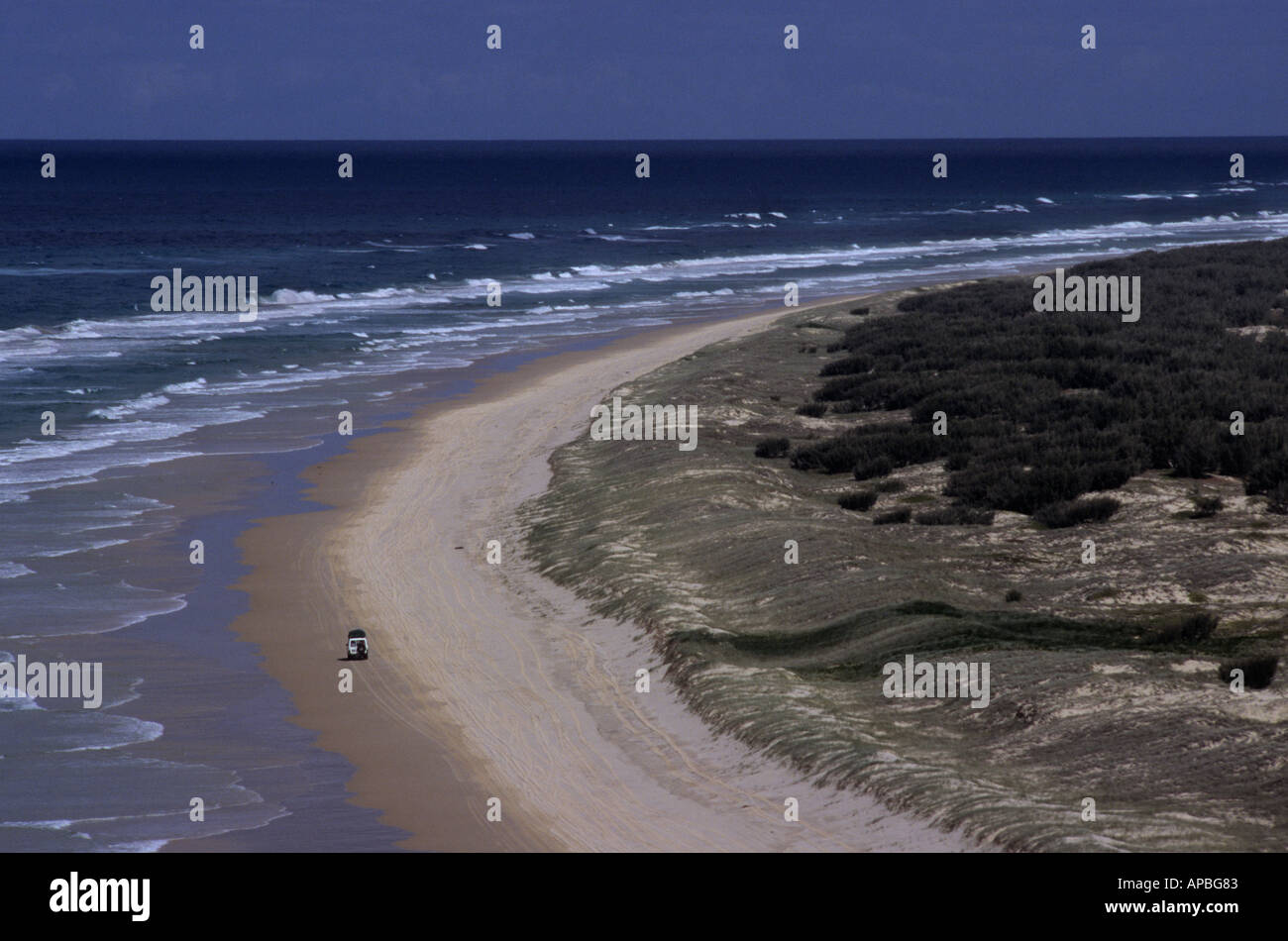 Quatre roues motrices véhicule sur Fraser Island Beach Queensland Australie Banque D'Images