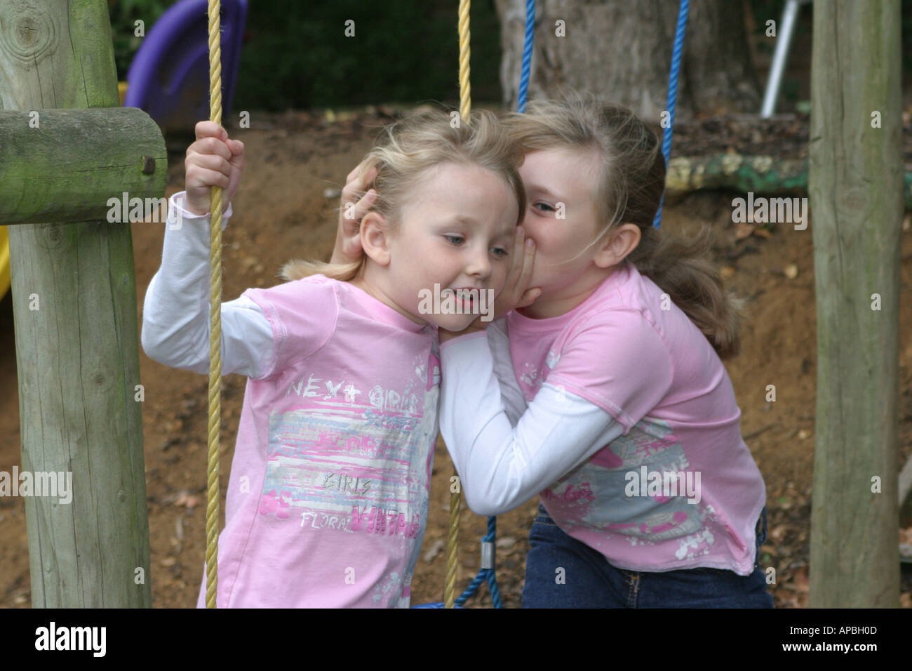 Whispering soeurs de l'autre. Banque D'Images