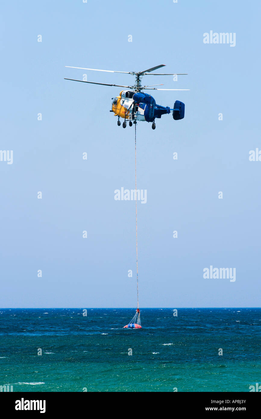 Hélicoptère de lutte contre les incendies près de Chania, côte nord-ouest, Crète, Grèce Banque D'Images