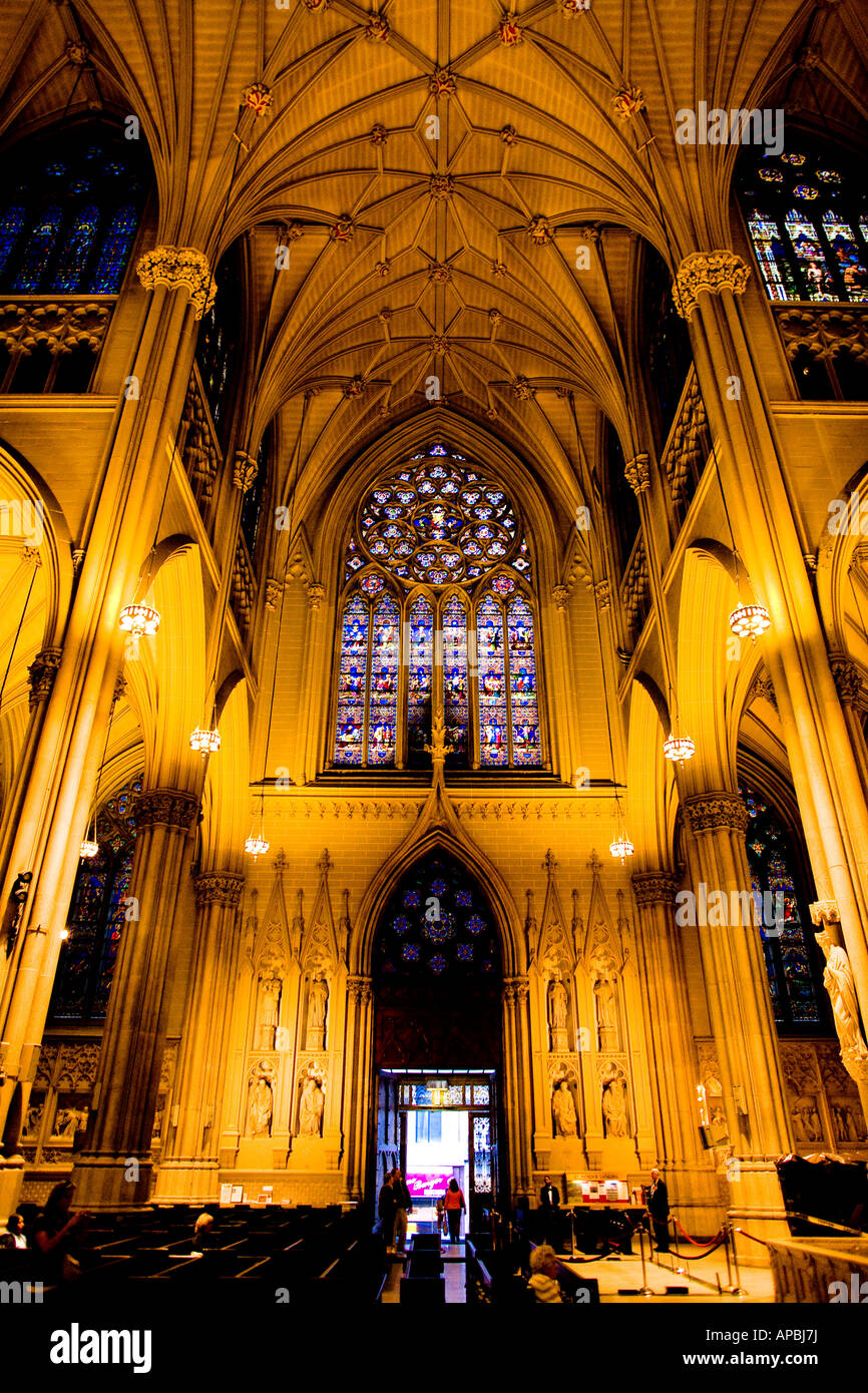 À l'intérieur de la Cathédrale St Patrick à Manhattan, une capture avec l'entrée symétrique, vitrail au-dessus de lui et les colonnes de soutien Banque D'Images