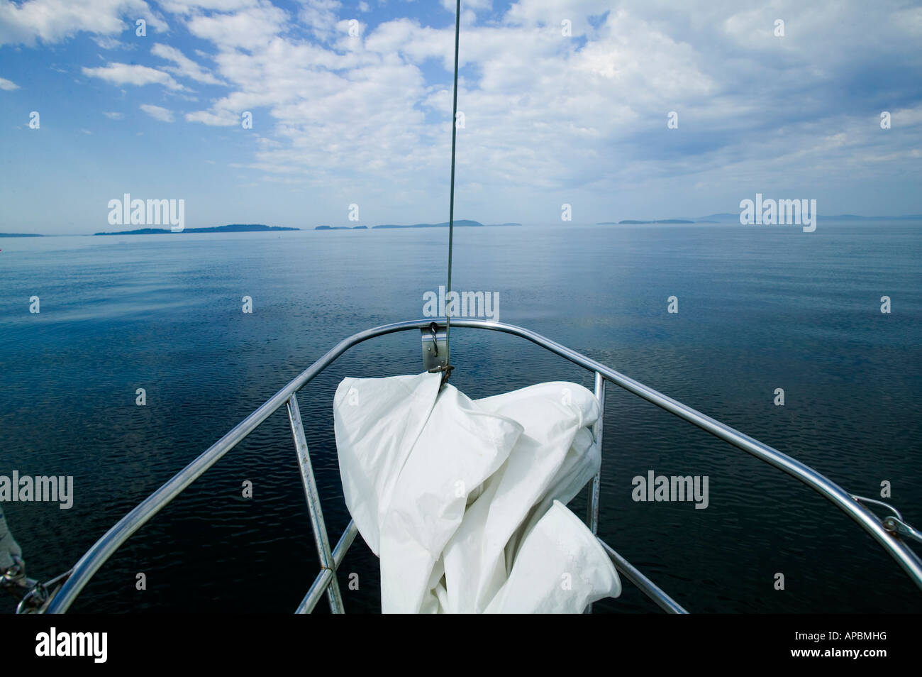Proue de bateau avec voile foc prêt à reporter dans une mer calme et un vent léger cruising yacht à voile à l'horizontale Banque D'Images