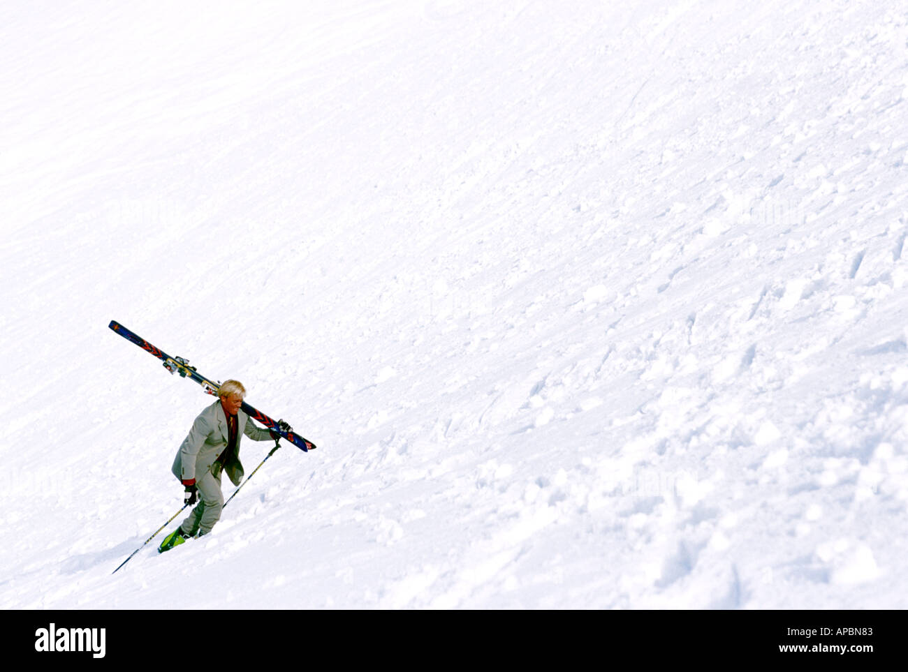 Man walking up piste raide en tailleur Banque D'Images
