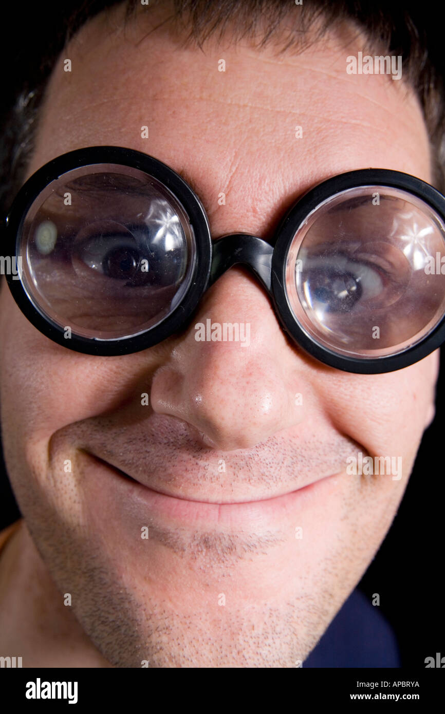 Homme d'âge moyen tirant une face avec la nouveauté paire de lunettes  épaisses sur Photo Stock - Alamy