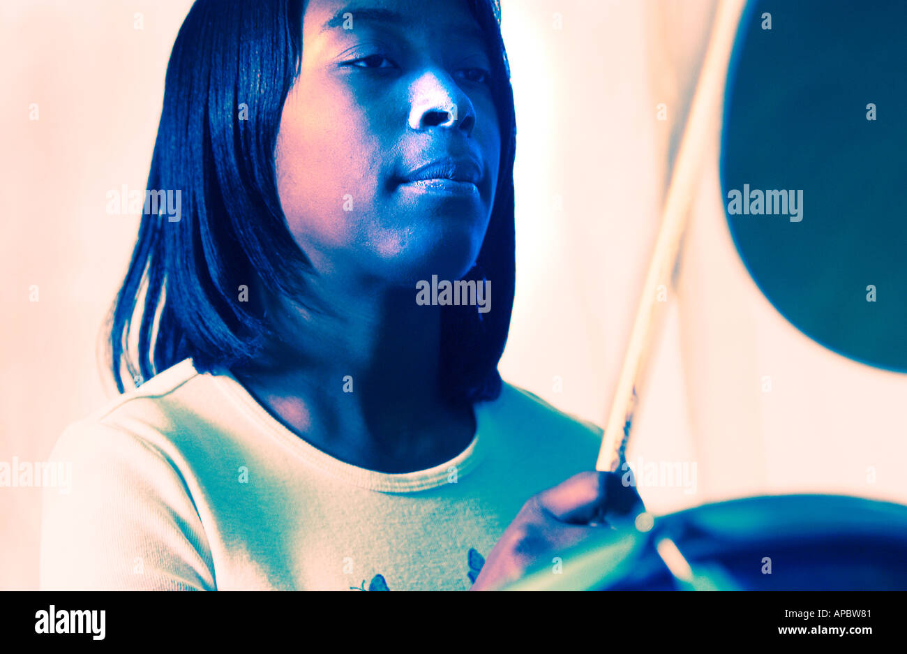 Fille à jouer de la batterie Banque D'Images