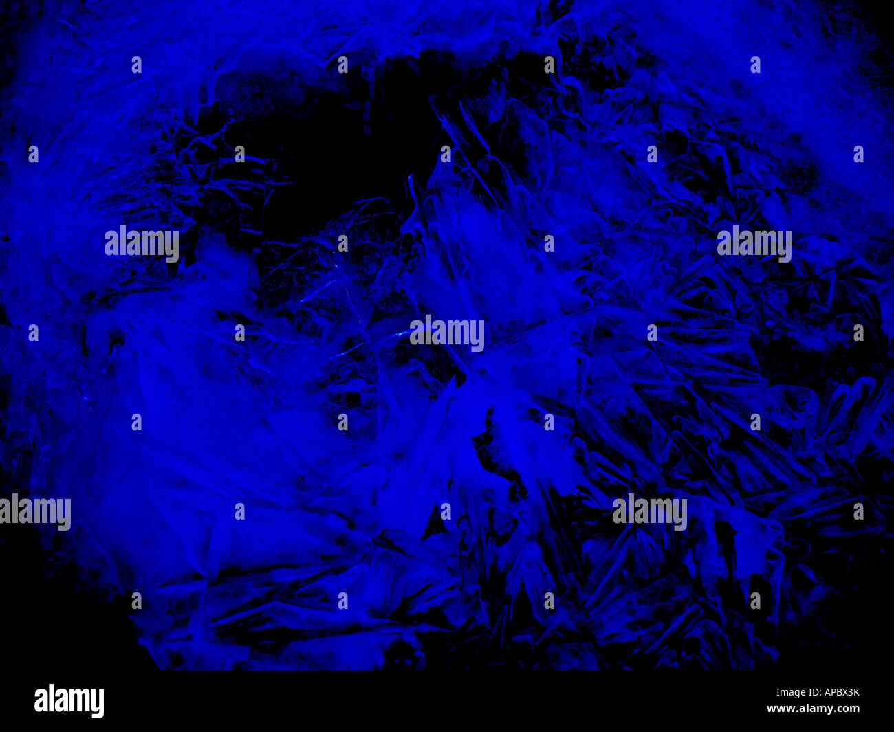 Une épaisse couche de glace sur une étendue d'eau en hiver Banque D'Images