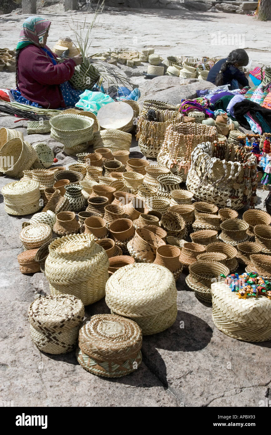 Un tissage artisanal des paniers pour être offerts à la vente aux touristes et visiteurs d'un point de vue donnant sur Divisadero Copp Banque D'Images