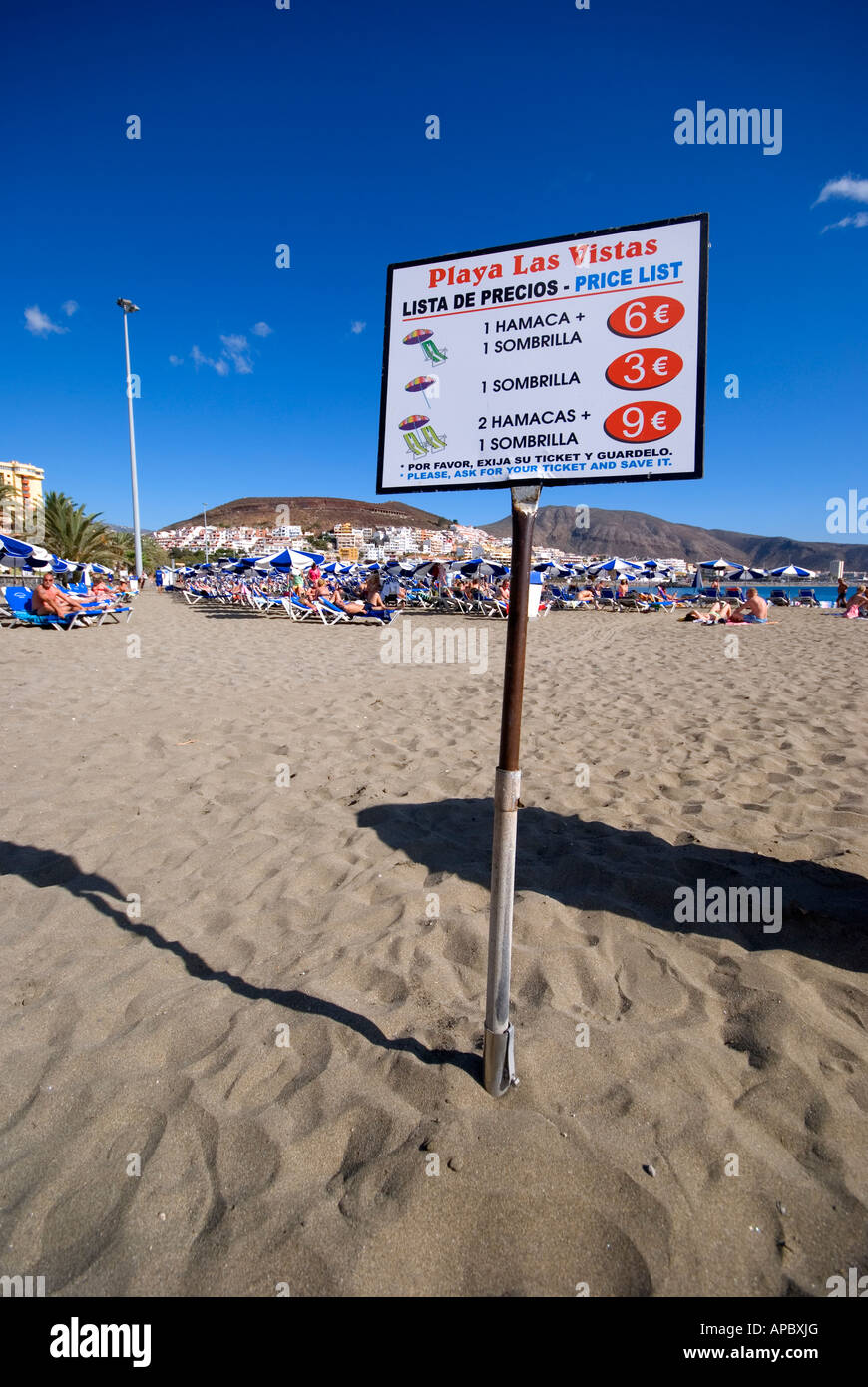 Chaises longues et parasols à louer à Playa de Las Vistas, à Los  Cristianos, Tenerife island, Espagne Photo Stock - Alamy