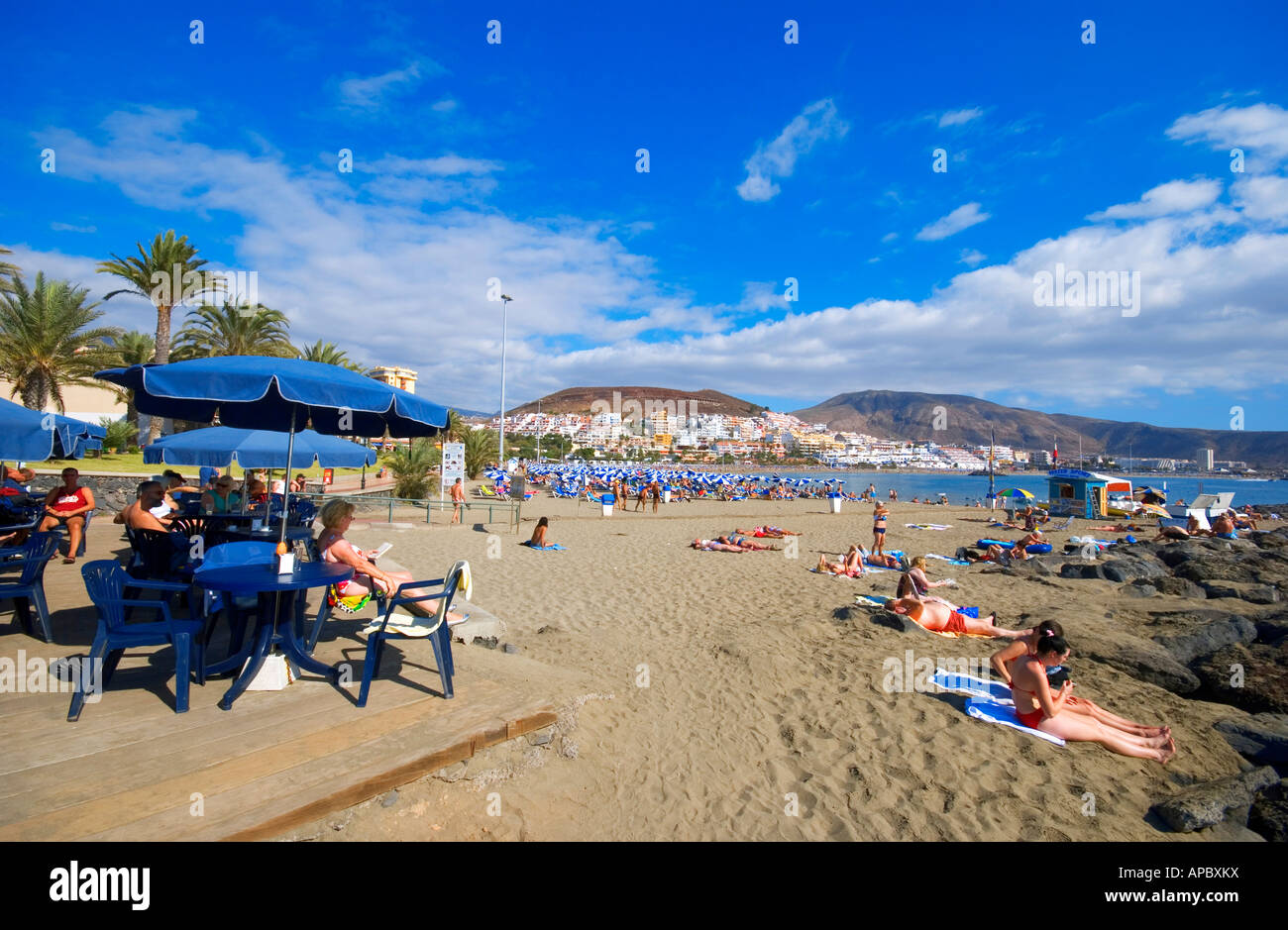 L'extrême fin de Playa de Las Vistas, à Los Cristianos, Tenerife, Espagne, héberge un café très agréable avec une vue sur l'océan Banque D'Images