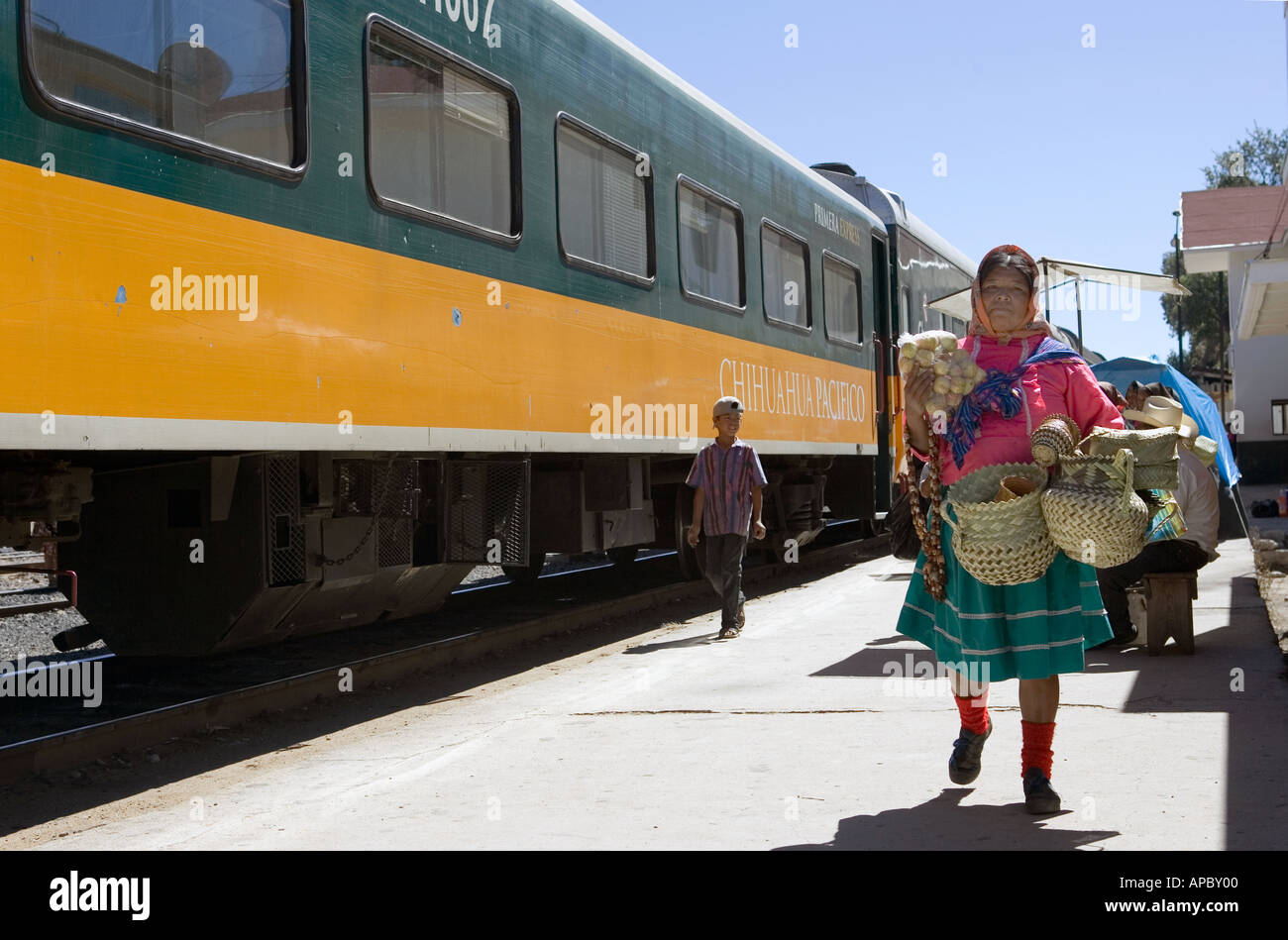 Femme autochtone de San Rafael une ville dans la Sierra Tarahumara près de Creel Mexique fait main vente de paniers et de produits locaux à tou Banque D'Images
