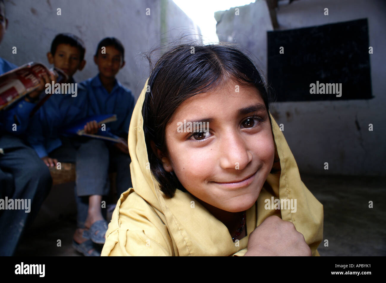 Les étudiants dans une salle de classe qui a été endommagé par le séisme, Claude, l'Azad Jammu et Cachemire, au Pakistan Banque D'Images