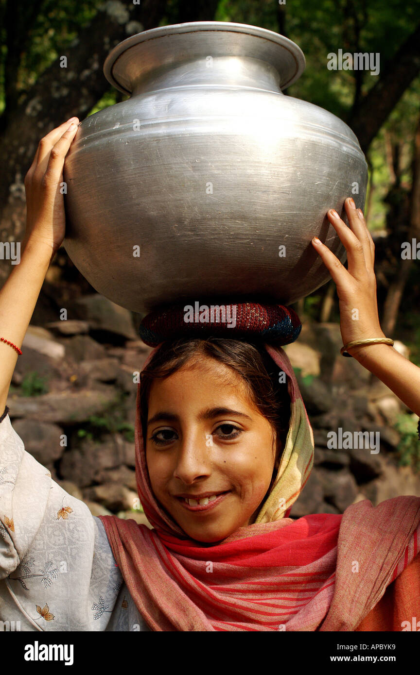 Jeune fille portant un pot d'eau sur sa tête, l'Azad Jammu-et-Cachemire, au Pakistan Banque D'Images