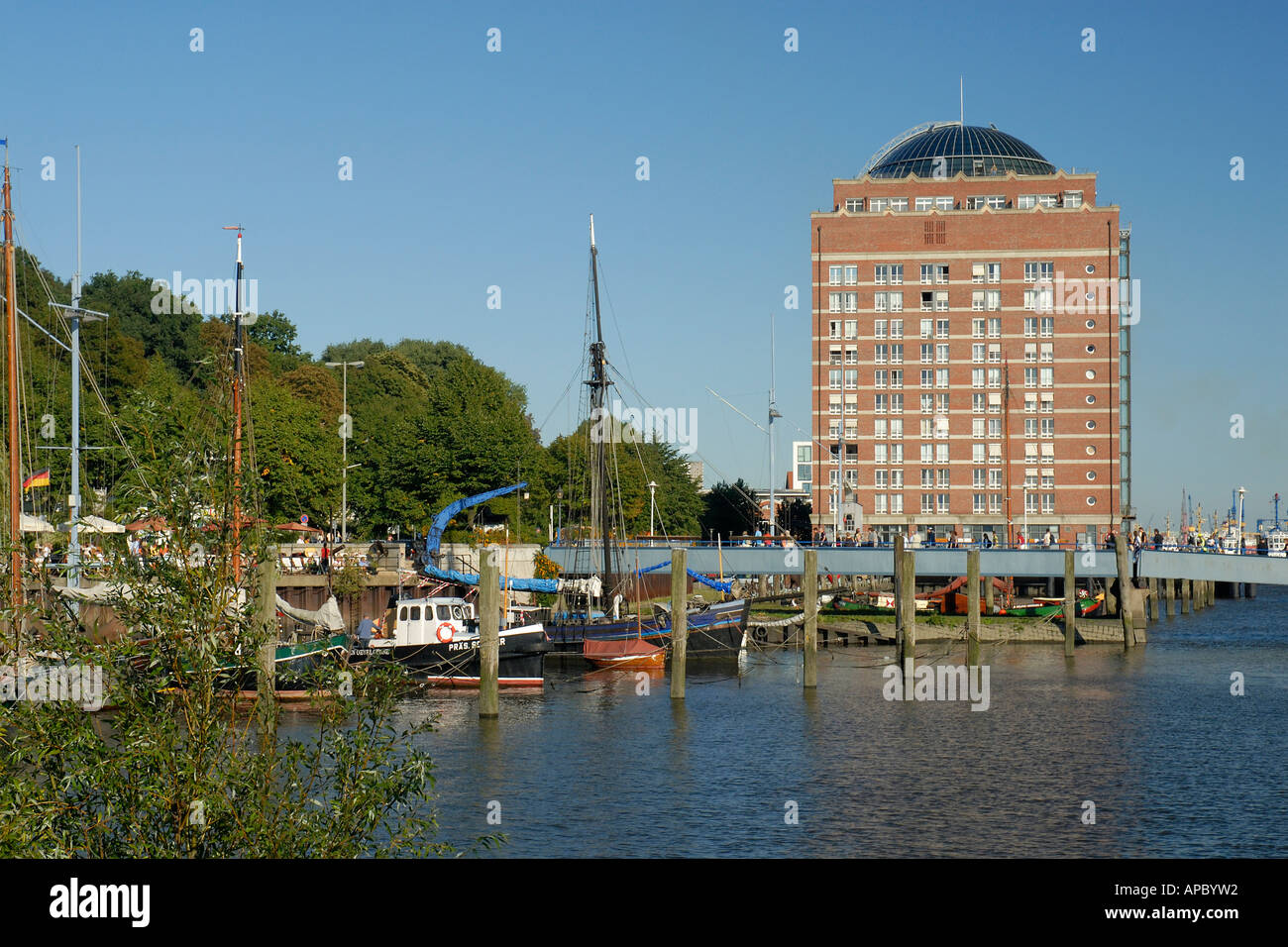 Les navires historiques se trouvant à port près de musée Övelgönne, Hambourg, Allemagne Banque D'Images