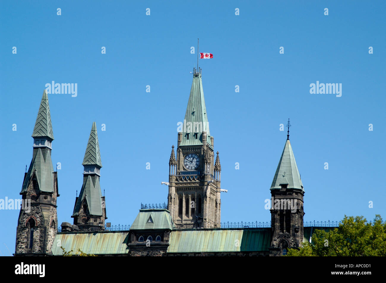 La tour de la Paix du Parlement d'un drapeau en berne Banque D'Images