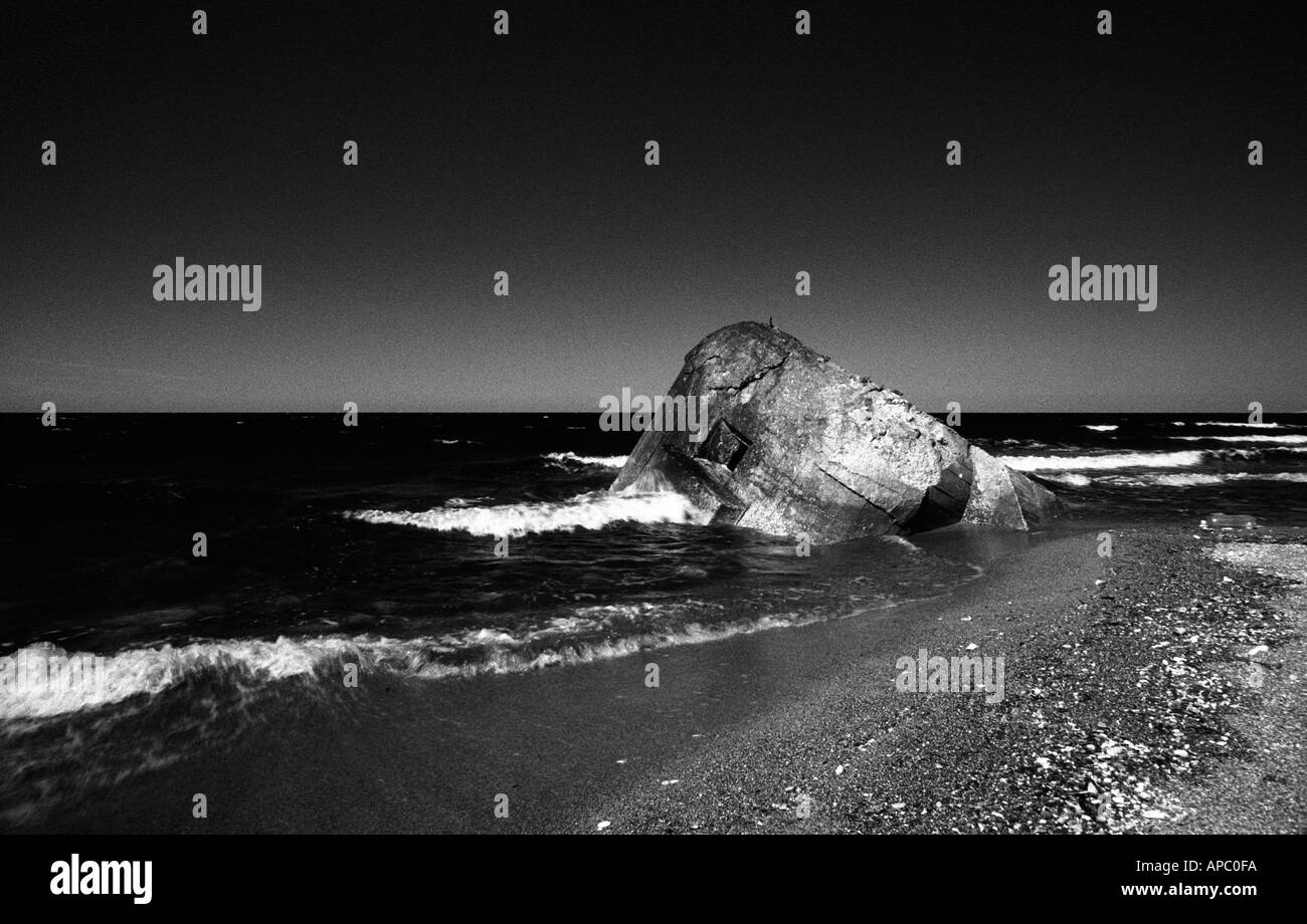 La défense côtière historique. L'effondrement de la défense de la mer ancien dans la mer Banque D'Images