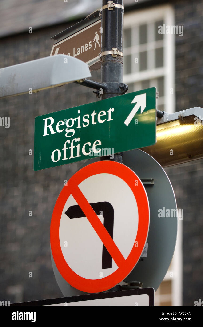 Une juxtaposition d'un Register Office signe et un 'pas de virage à gauche'. Photo par Jim Holden. Banque D'Images