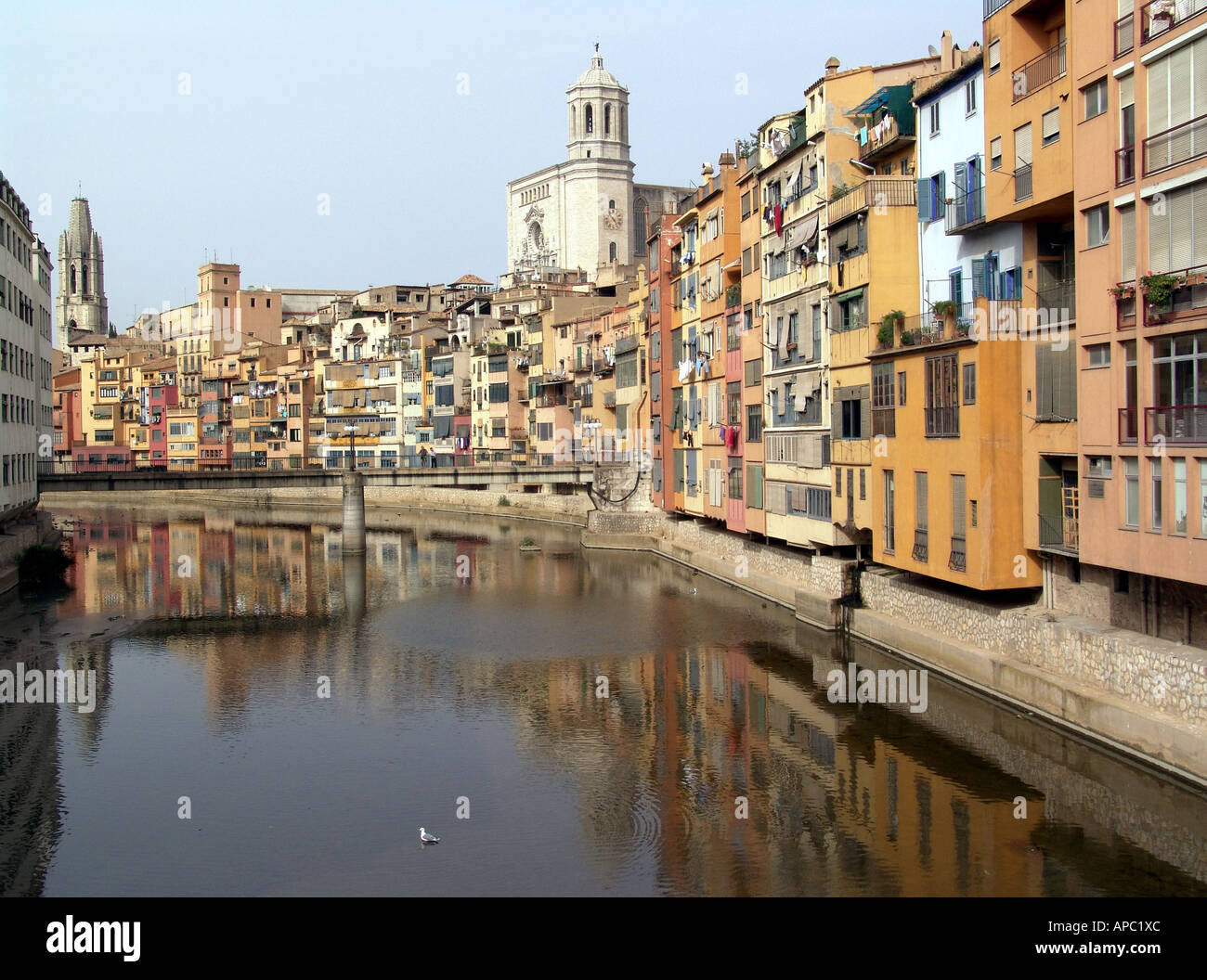 Girona, ville médiévale de la Costa Brava. Bâtiment résidentiel multi-niveaux et plus directement à la rivière Onyar construit. Banque D'Images