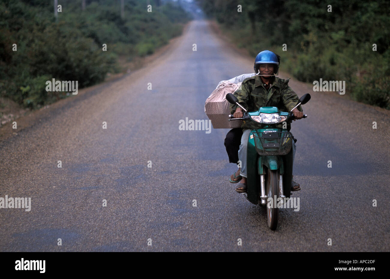 Suivie par une moto en voyage dans un songthaew à la frontière cambodgienne S Laos Banque D'Images