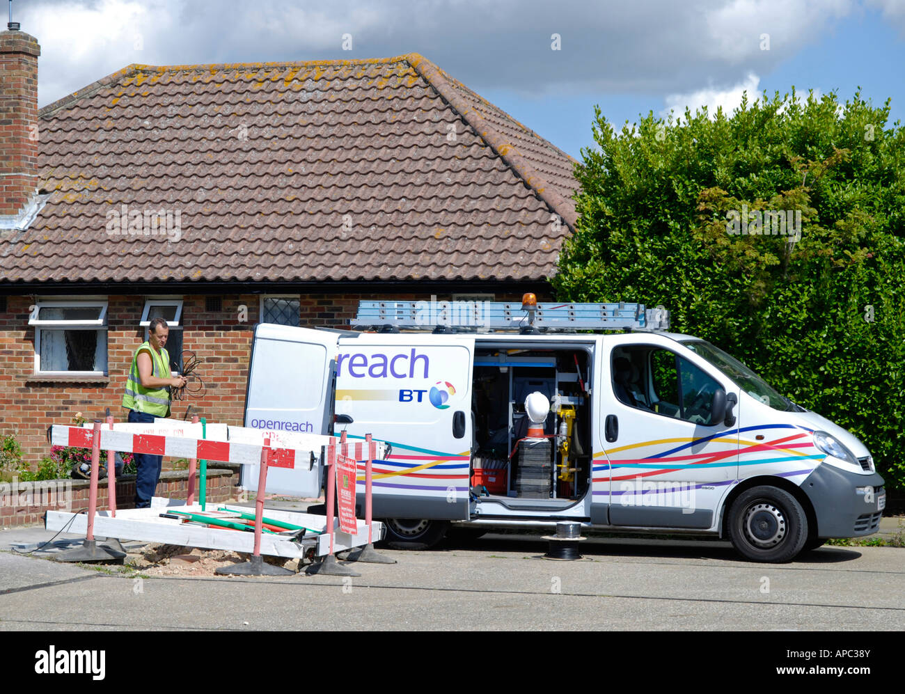 Bt van avec workman les réparations exigées dans une zone rurale résidentielle Banque D'Images