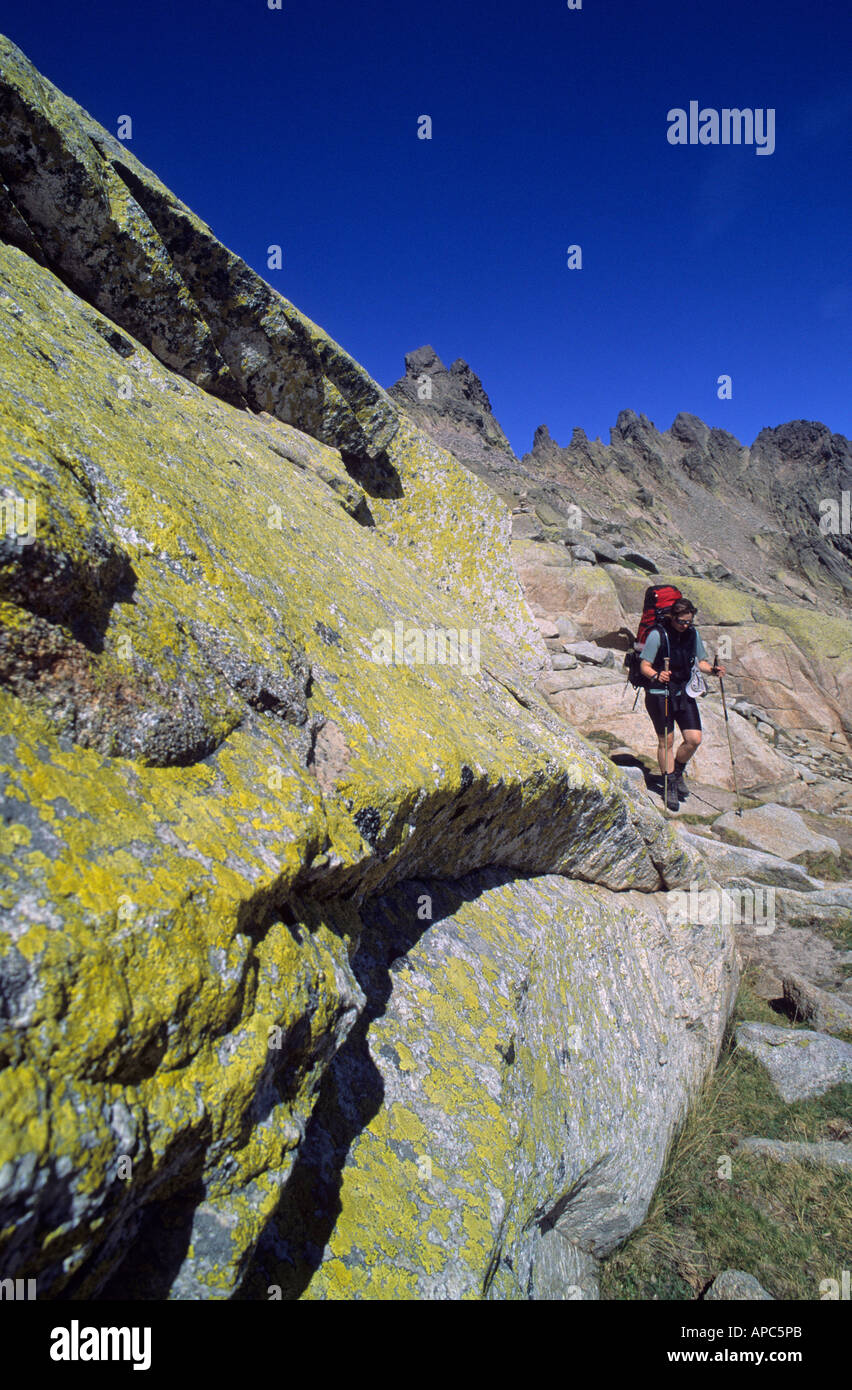 Female hiker marche sur le sentier de randonnée GR20 Corse France Banque D'Images