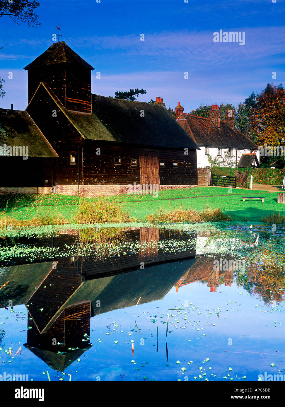 Barn reflète dans étang brighton Sussex England uk Banque D'Images
