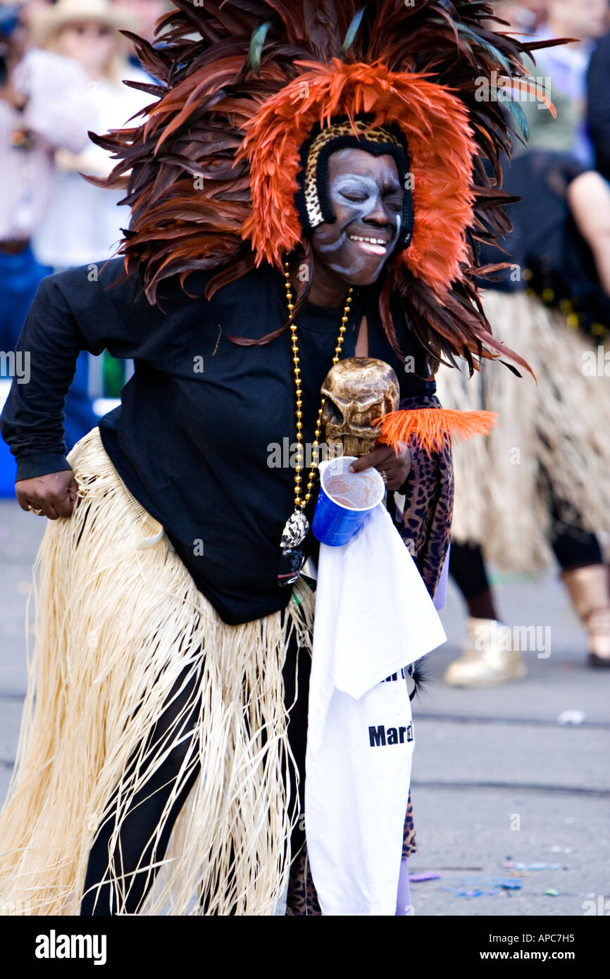 Danseuse dans la parade zoulou durant Mardi Gras à La Nouvelle Orléans Banque D'Images