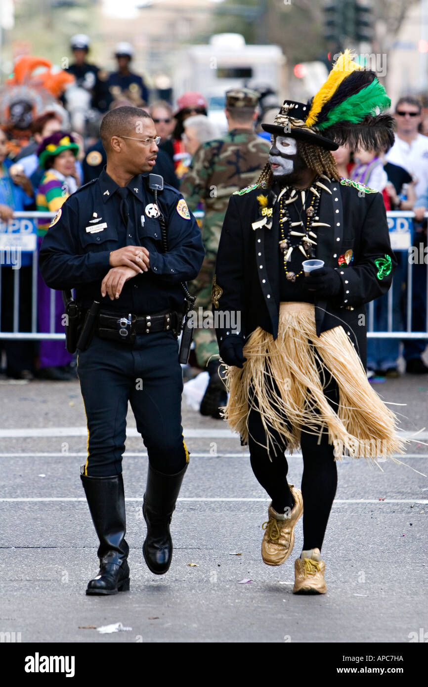 Agent de police de La Nouvelle-Orléans et l'homme vêtu d'un costume de zoulou. Banque D'Images