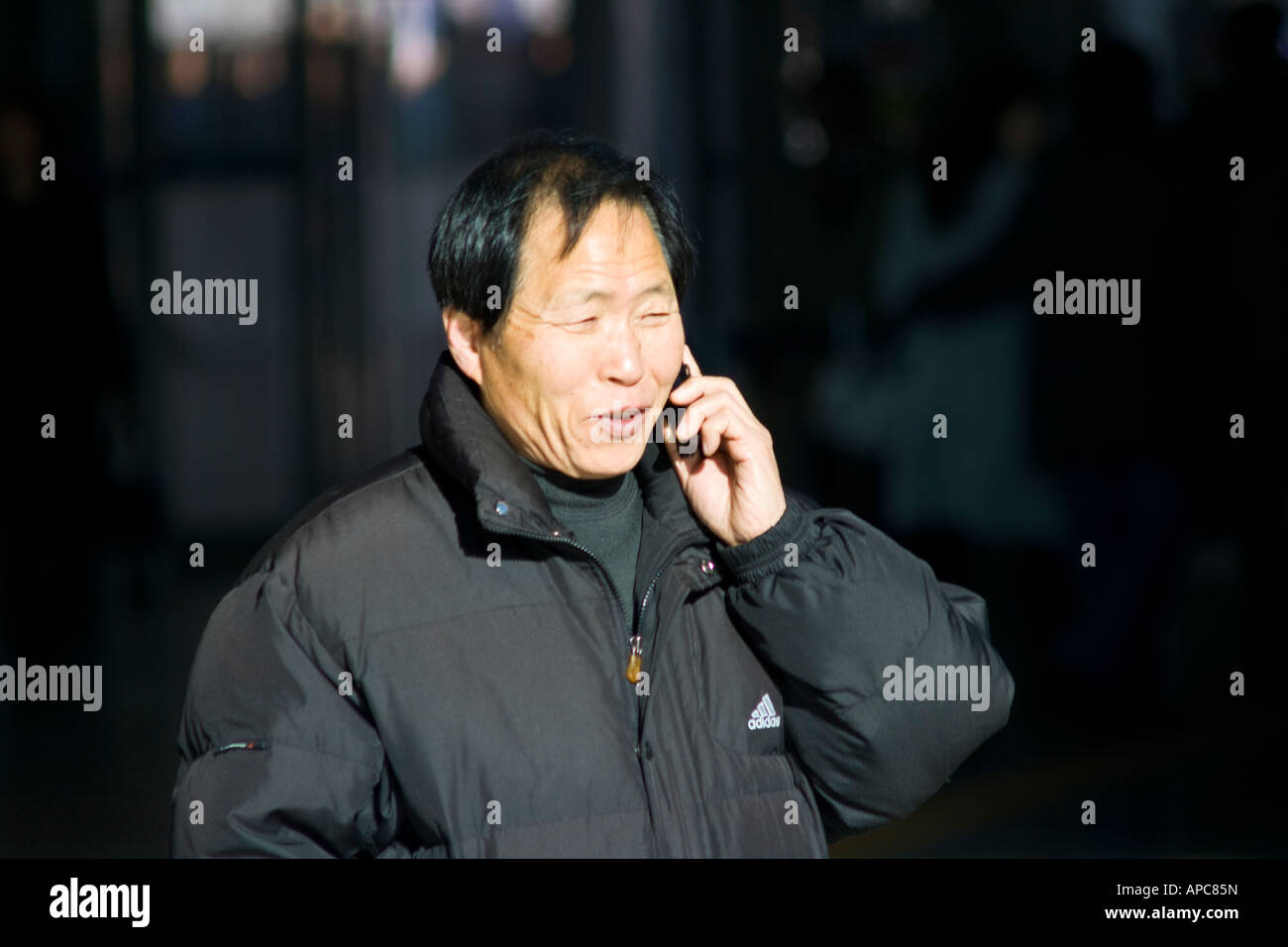 L'homme coréen sur un téléphone cellulaire Séoul Corée du Sud Banque D'Images